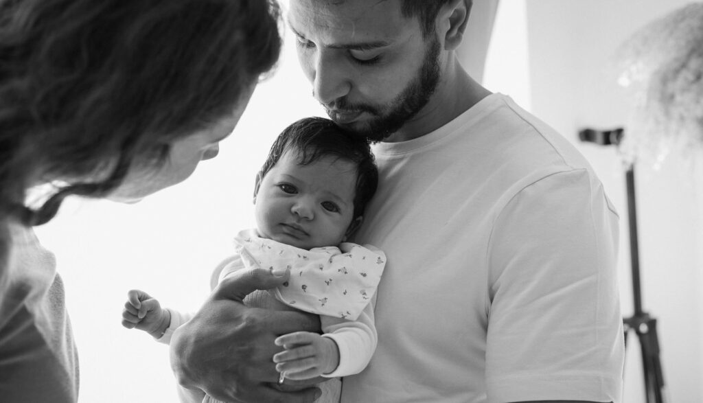 newbornshooting, Babyshooting, Familinefotografin in Boho style Schwarz weiss